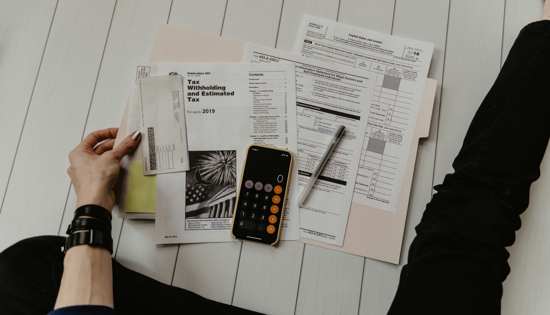 Calculadora e documentos sobre a mesa — estime os emolumentos antes do protocolo